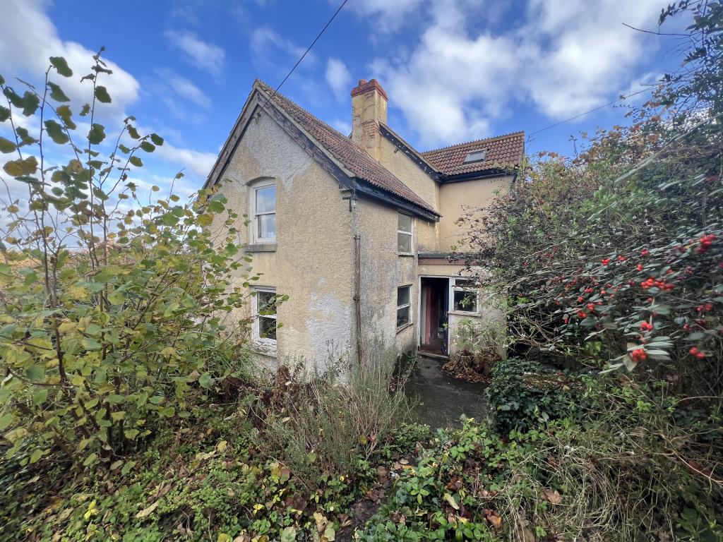 Lot: 16 - DETACHED THREE-BEDROOM COTTAGE FOR IMPROVEMENT WITH PLANNING FOR EXTENSION - Side view of the property
